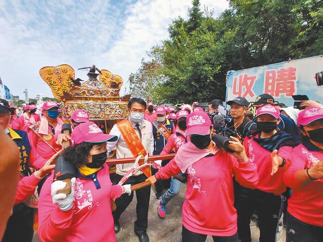 台南市長黃偉哲前往安平漁市場恭迎鳳芸媽，並扶轎直到漁市場外。（洪榮志攝）