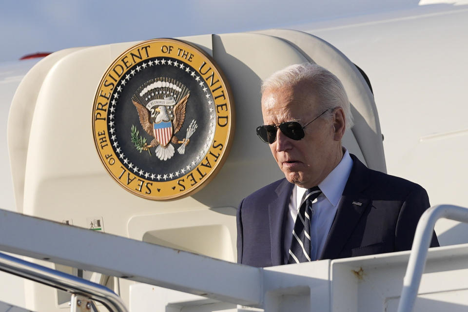 El presidente estadounidense Joe Biden llega en el Air Force One a la base aérea de la Guardia Nacional de Delaware, en New Castle, Delaware, el viernes 12 de abril de 2024. (AP Foto/Pablo Martinez Monsivais)