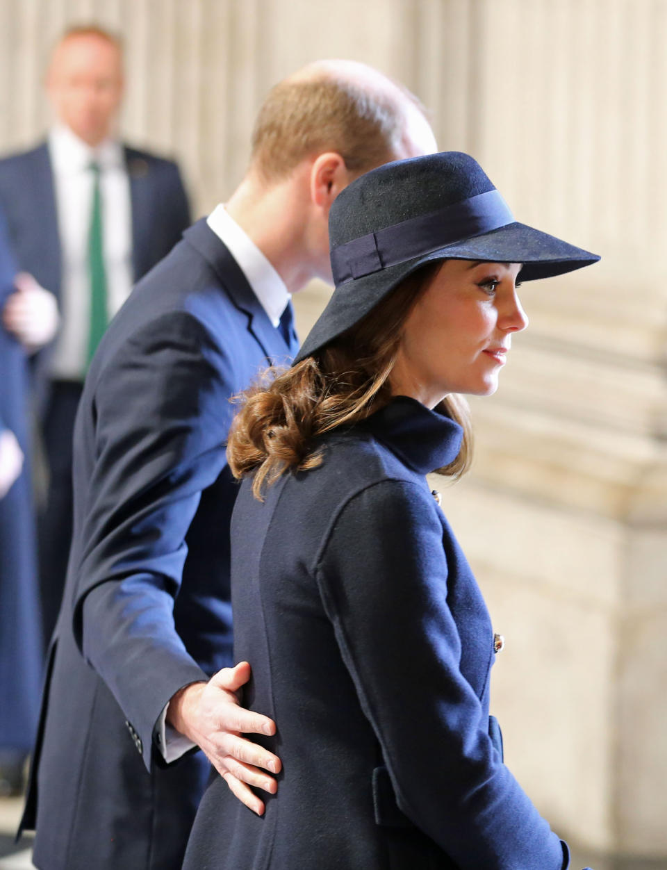 <p>Kate Middleton asistió junto al príncipe William a un servicio religioso en la Catedral de San Pablo, en Londres, y allí lució muy guapa en una gabardina azul de seis botones, con la que presumió de su quinto mes de embarazo/Getty Images </p>