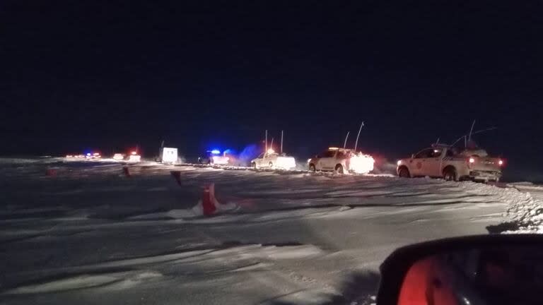 Caravana de vehículos en las rutas de Santa Cruz, durante el rescate a operarios en las represas hidroeléctricas.