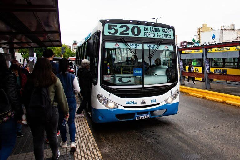 A partir de hoy la tarifa mínima de colectivo en el AMBA es de 77 pesos