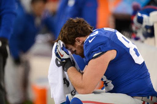 Brandon Myers, de los New York Giants del football americano, descansa durante un partido contra los Seattle Seahawks, en el que cayeron por 23-0, el 15 de diciembre de 2013 (GETTY IMAGES/AFP/Archivos | Ron Antonelli)