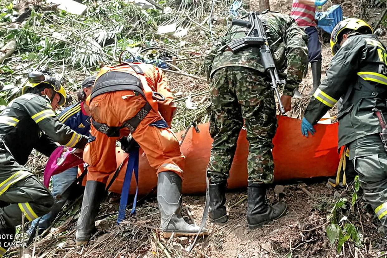 L'armée et la police colombiennes venant en aide aux victimes de l'accident de car ayant coûté la vie à neuf personnes.  - Credit:- / Colombian Army / AFP