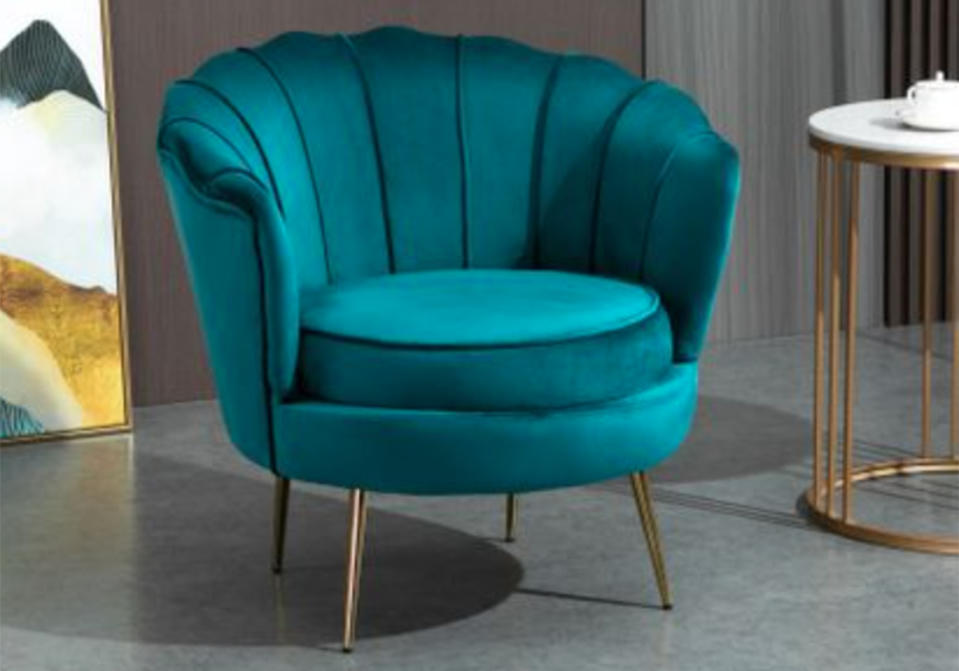 Fauteuil en velours " Homcom " - 249,90€<br><p>Une forme coquillage et une couleur bleu canard. N’en jetez plus, vous êtes au top de la tendance.</p><br><a href="https://www.but.fr/produits/3662970077122/Fauteuil-Design-Coquillage-Pieds-Dores-Effiles-Velours-Bleu-Canard.html" rel="nofollow noopener" target="_blank" data-ylk="slk:Acheter;elm:context_link;itc:0;sec:content-canvas" class="link ">Acheter</a>