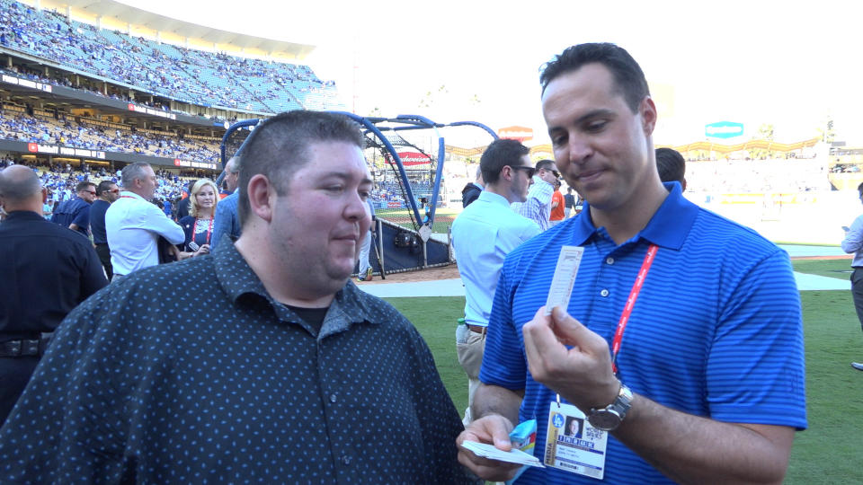 Ex-Yankees star Mark Teixeira and current ESPN analyst opens baseball cards from 1992. (Yahoo Sports)