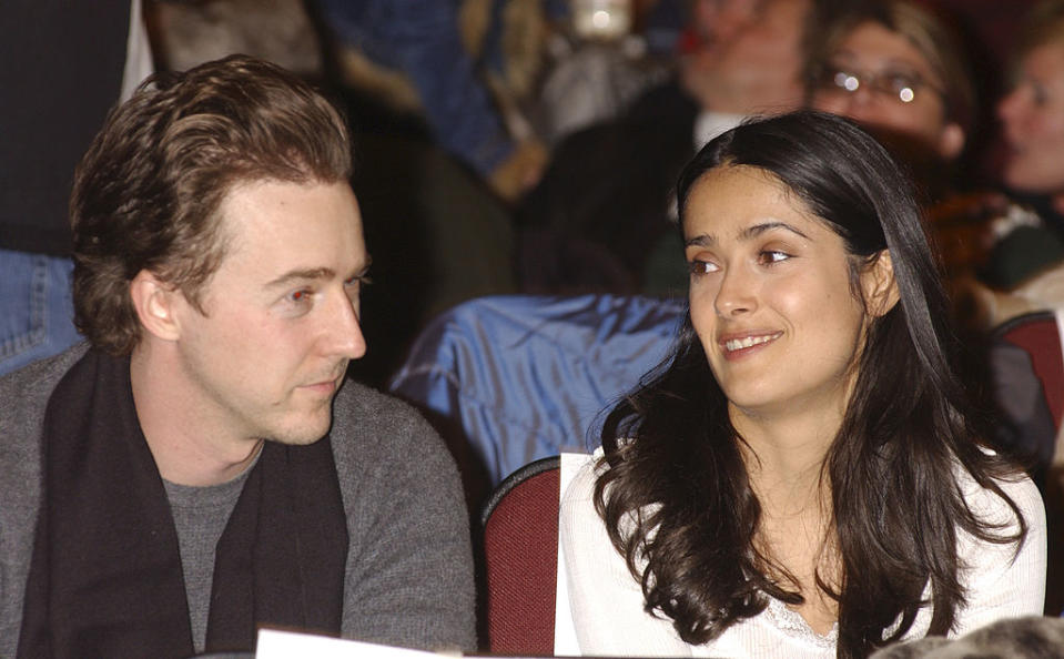 Avant de rencontrer François-Henri Pinault, Salma Hayek a été en couple avec l'acteur Edward Atterton de 1997 à 1999 ou avec un autre Edward acteur, Edward Norton, de 1999 à 2003 (c'est lui sur la photo ci-contre). Elle a également côtoyé de près Josh Lucas ou encore un certain Collin Farrell. De son côté, François-Henri Pinault a deux enfants François (né en 1999) et Mathilde (née en 2001), issus de son mariage avec Dorothée Lepère. Il a également eu une garçon, Augustin James (né en 2006) avec le très célèbre mannequin Linda Evangelista. Des histoires qui n'ont pas d'impact sur le couple Pinault-Hayek, au contraire. En avril dernier, la Mexicaine écrivait ainsi à son mari : <em>"Aujourd’hui, cela fait 14 ans que j’ai rencontré mon âme sœur. Même après toutes ces années et l’épreuve du confinement je suis consciente de la chance que j’ai de t’avoir rencontré. Plus je te découvre, plus mon amour grandit. À nous, mon Amour"</em>.