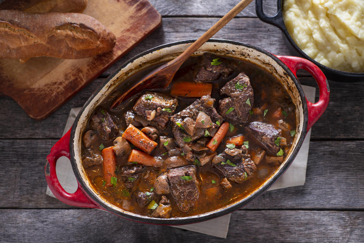 Les plats servis dans les routiers sont souvent des classiques de la cuisine française : boeuf bourguignon, blanquette de veau, coq au vin, pot au feu, bœuf en daube, civet de lapin, paupiettes, bavette et purée...