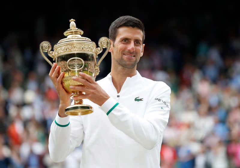 Foto del domingo del tenista de Serbia Novak Djokovic celebrando tras quedarse con el título en Wimbledon