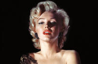 La raison pour laquelle Marilyn parlait presque en murmurant ? La star souhaitait tout simplement masquer un bégaiement présent depuis l'enfance qui est revenu la hanter à l'âge adulte.