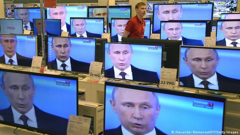 Pantallas de televisión muestran un discurso del presidente ruso Vladimir Putin en una tienda de Moscú