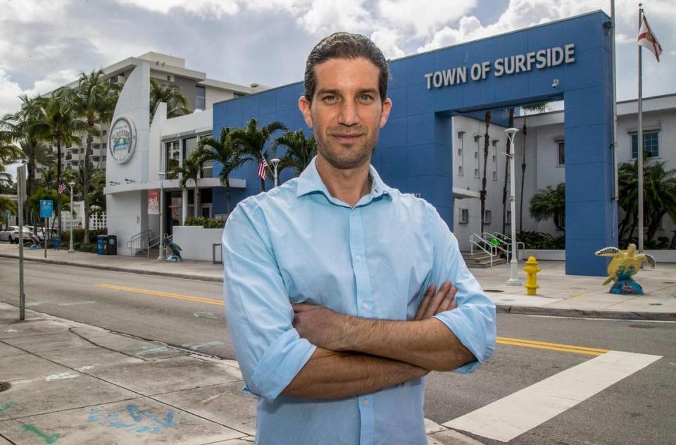 Shlomo Danzinger posa delante del Ayuntamiento de Surfside, el miércoles 23 de marzo de 2022. Pedro Portal/pportal@miamiherald.com