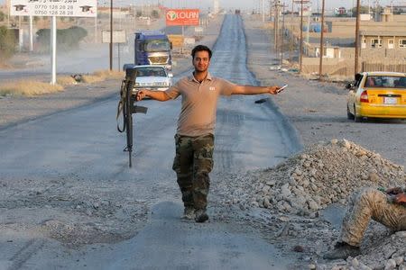 A member of the Kurdish Peshmerga fighters gestures, north of Kirkuk, Iraq October 19, 2017. REUTERS/Ako Rasheed