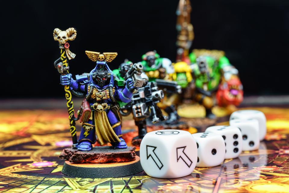 Games Workshop Figures of role-playing board games, dice and board to play in between several players.
