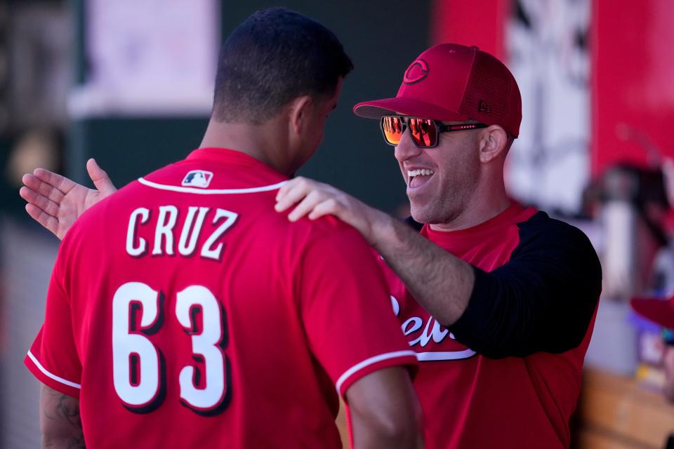 Cincinnati Reds starting pitcher Fernando Cruz gets some encouragement from assistant pitching coach Alon Leichman, a new addition to the Reds' coaching staff this season.
