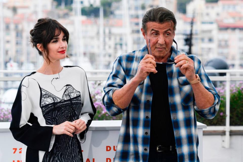 Venu à Cannes pour présenter en exclusivité les premières images de Rambo V : The Last Blood, Sylvester Stallone est apparu à la cool lors du photocall. L’acteur, vêtu d’une chemise bucheron, a posé aux côtés de Paz Vega. L’actrice espagnole a décontenancé les regards dans une robe trompe-l’œil. Non, elle ne porte pas un négligé sexy en dentelle !