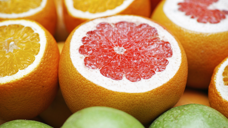 <em>Warna oranye yang segar cocok digunakan pada dapur. (Foto: <a href="https://www.pexels.com/photo/close-up-photo-of-grapefruits-1435734/" rel="nofollow noopener" target="_blank" data-ylk="slk:Pexels – Engin Akyurt" class="link ">Pexels – Engin Akyurt</a>)</em>
