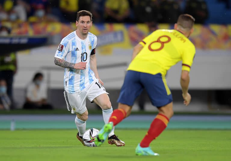 Lionel Messi domina la pelota durante el partido que disputan Argentina y Colombia por las eliminatorias de la Copa del Mundo Catar 2022.