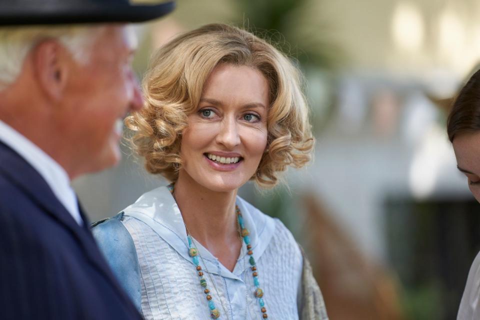 Bella (Natascha McElhone) lächelt immer: Was bleibt ihr auch anderes ürbig? Schließlich muss sie ihr luxuriöses "Hotel Portofino" in ziemlich widrigen Umständen führen. (Bild:  Eagle Eye Drama / Beta Film)