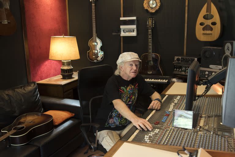 Miguel Cantilo en su estudio, donde termina de darle forma a sus canciones