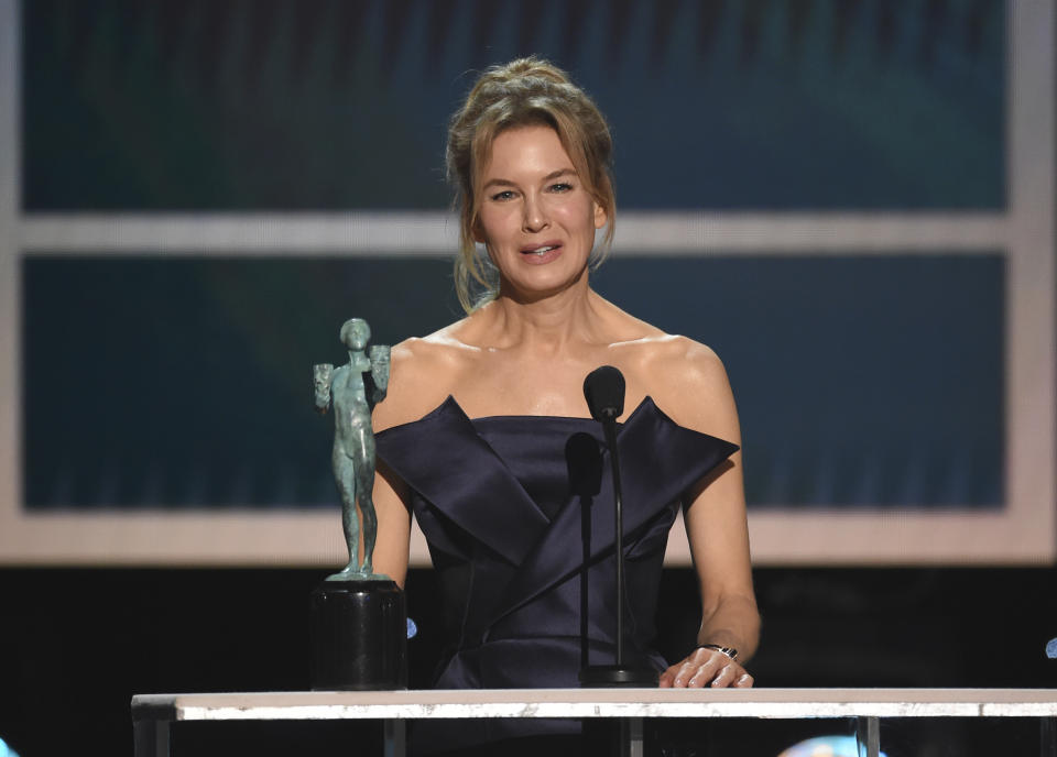 Renee Zellweger recibe el Premio SAG a la mejor actriz, por "Judy", el domingo 19 de enero del 2020 en Los Angeles. (AP Foto/Chris Pizzello)