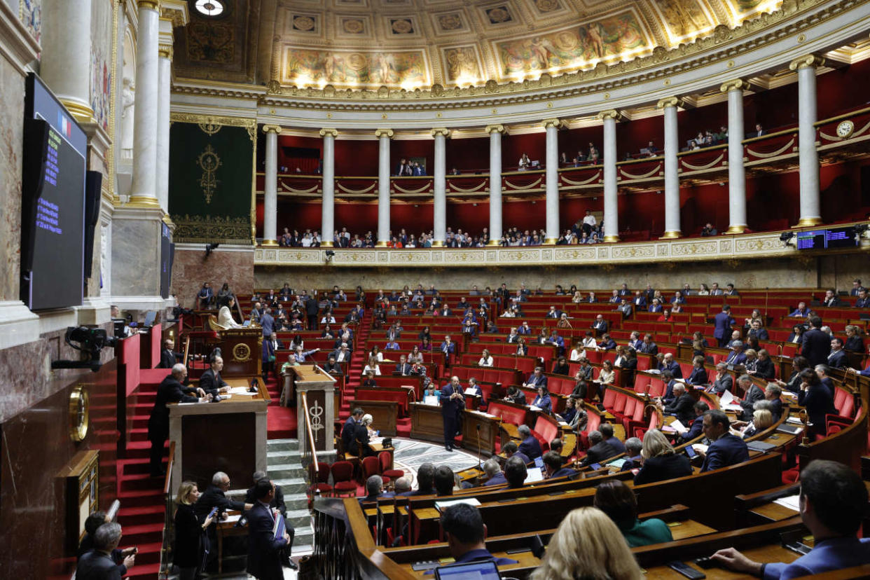 This photograph taken on November 24, 2022, shows a general view of The National Assembly as French Justice Minister Eric Dupond-Moretti (C) speaks during a session on proposals by La France Insoumise (LFI) party in Paris. (Photo by Geoffroy Van der Hasselt / AFP)