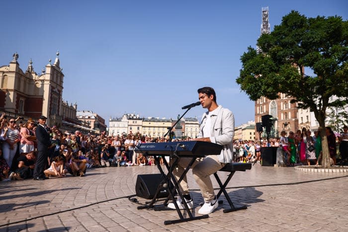 Matteo Bocelli, hijo de Andrea Bocelli, tocando en la calle en Polonia