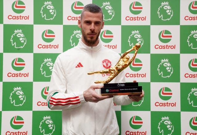 David De Gea collects last season's Premier League Golden Glove award