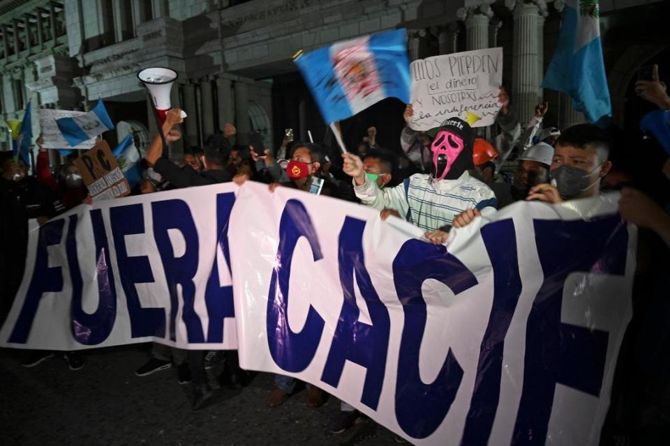Manifestantes con una pancarta que lee 