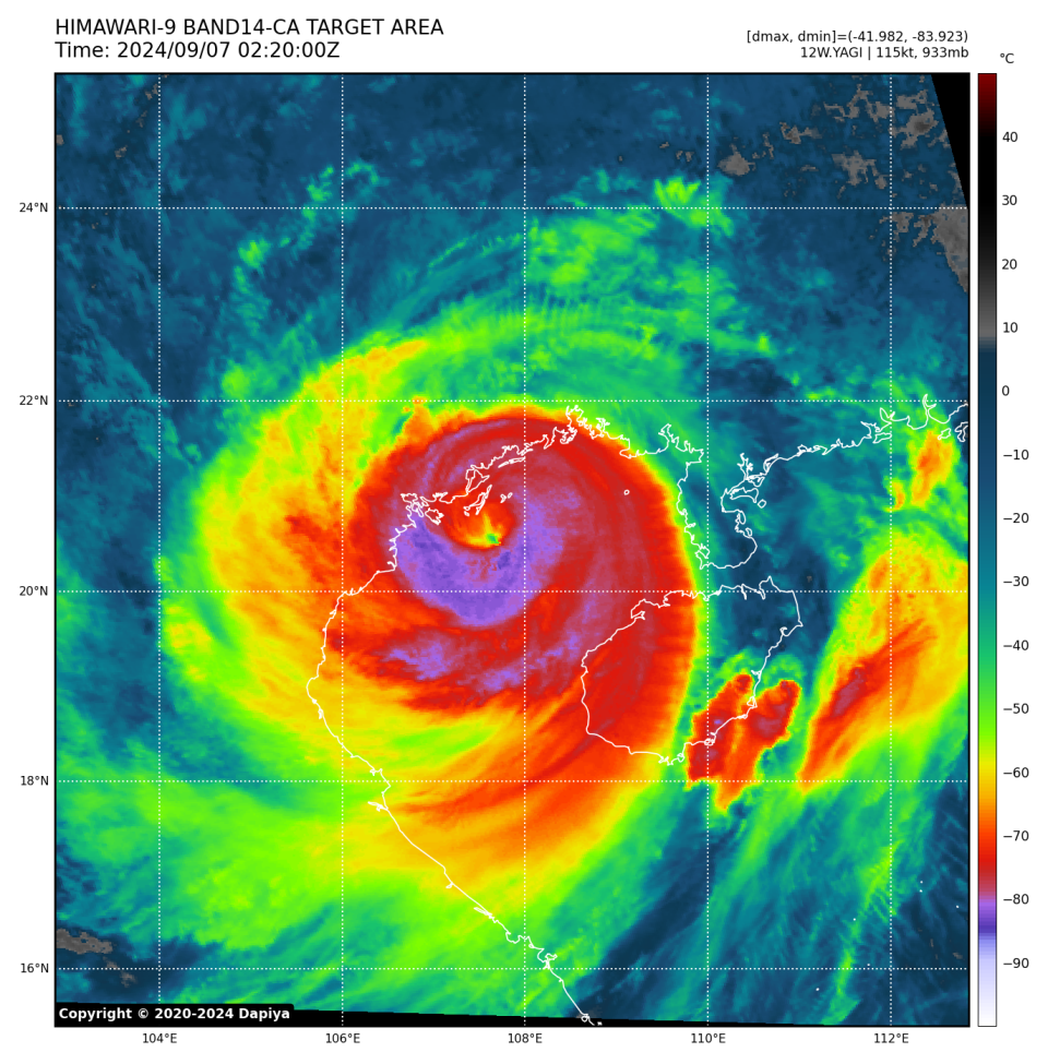2024 年 9 月 7 日，香港時間上午 10 時 20 分，由向日葵九號（HIMAWARI-9）衛星攝錄的高色調雲圖。摩羯現處於北部灣，將以超強颱風強度下限，在越南北部三次登陸。 (dapiya.top)