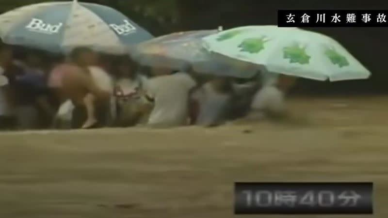 日本也發生過有民眾在河床露營不聽勸，被沖走的事件。（圖／翻攝自猫屋敷千億Youtube）