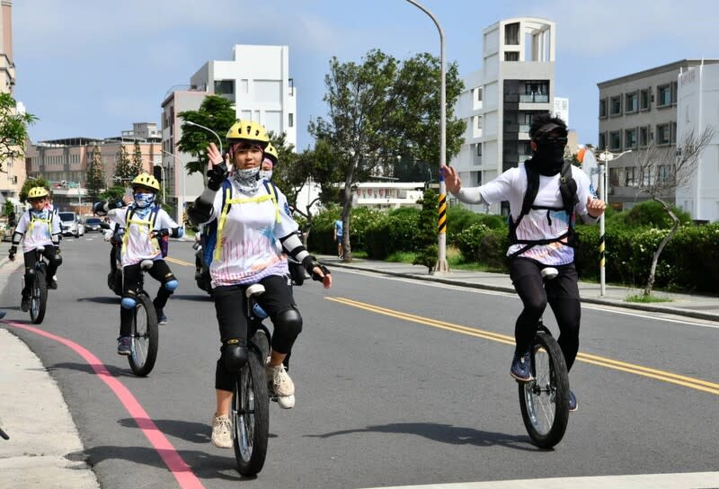 台南東原國小畢旅  挑戰獨輪車環島澎湖 台南市東山區東原國小多名應屆畢業生4日由老師、 親友等人陪同抵達澎湖，展開為期4天3夜的獨輪車之 旅，挑戰征服澎湖本島110公里的壯舉。 （樂扶基金會提供） 中央社  113年5月4日 