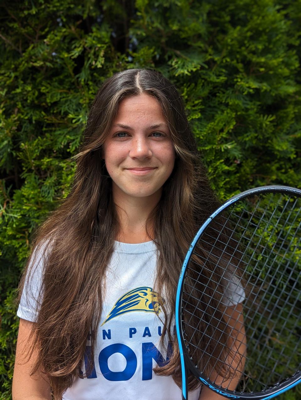 Lily Walker del equipo de tenis femenino St. John Paul II High