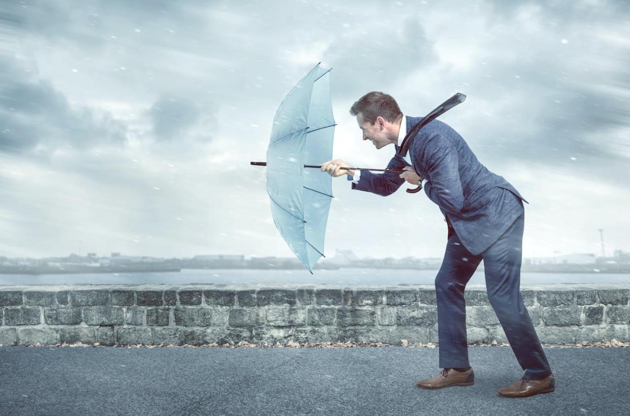 <a href="https://www.shutterstock.com/es/image-photo/businessman-umbrella-facing-strong-headwind-1823843783" rel="nofollow noopener" target="_blank" data-ylk="slk:Photoschmidt/Shutterstock;elm:context_link;itc:0;sec:content-canvas" class="link ">Photoschmidt/Shutterstock</a>