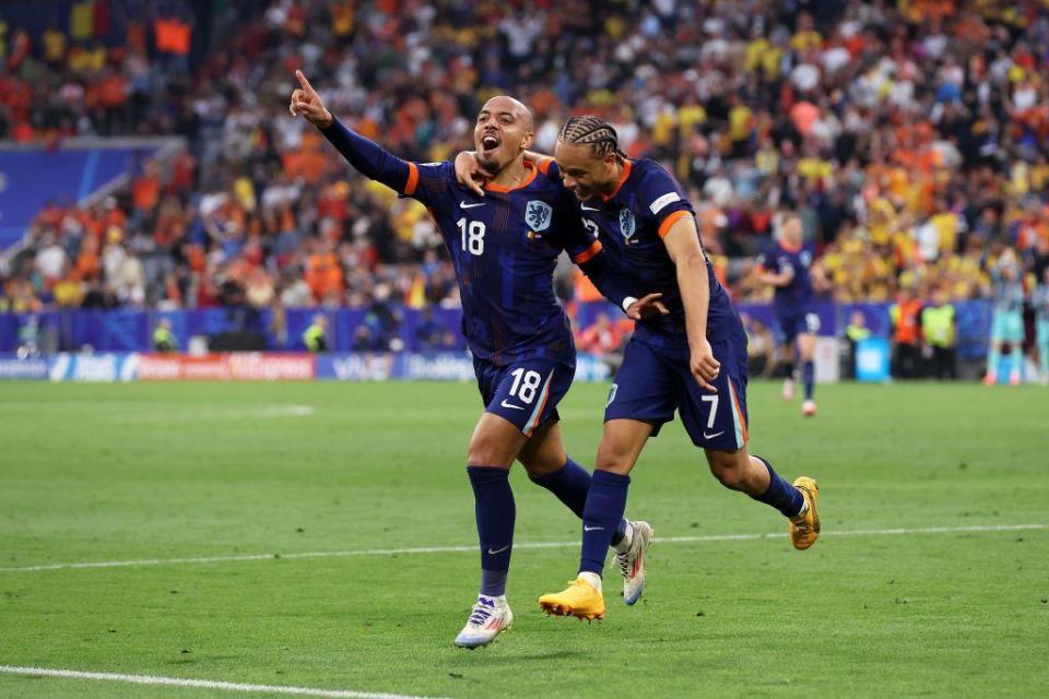 Jugadores neerlandeses festejan un gol