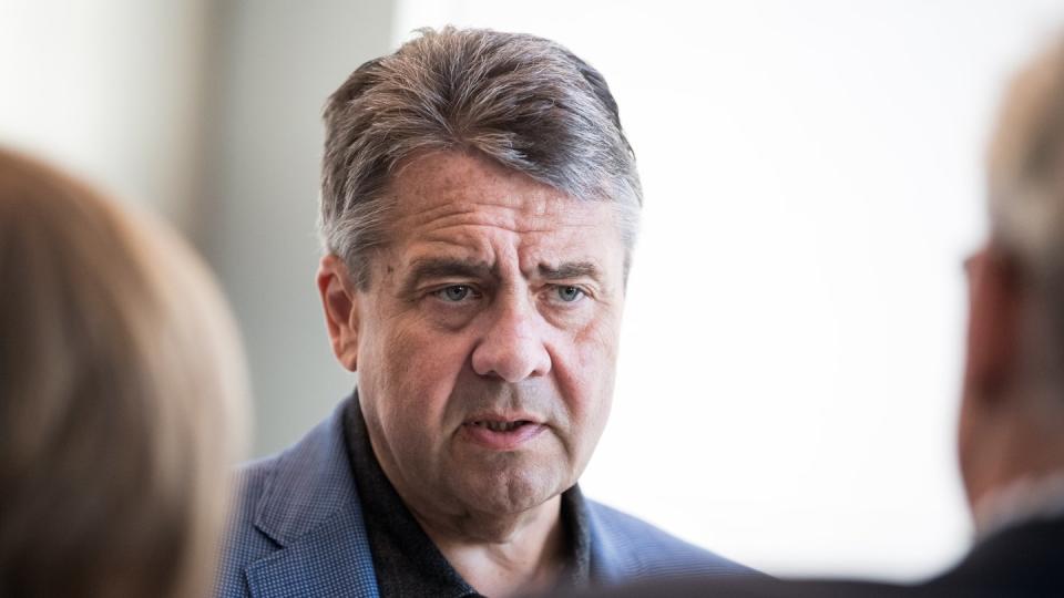 Wenn der Erhalt von Thyssenkrupp nicht gelänge, bedeute dies einen weiteren «Rückschlag gegen die Demokratiefeinde in Deutschland», sagt Sigmar Gabriel. Foto: Bernd von Jutrczenka