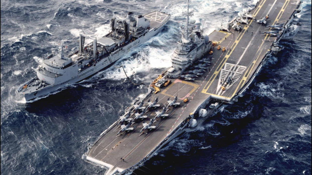 Cette photo d’archive prise le 10 février 1994 montre une vue aérienne de l’ancien porte-avions français « Foch », accompagné du bateau-citerne « Meuse » en mer Adriatique.