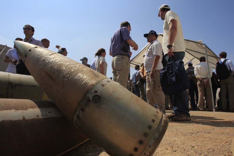 Activistas y delegaciones internacionales están junto a bombas de racimo en una base militar en Nabatiyeh, Líbano, 12 de setiembre de 2011. (AP Foto/Mohammed Zaatari, File)