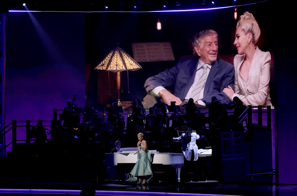 Tony Bennett aparece en la pantalla mientras Lady Gaga canta en la ceremonia de los premios Grammy, el domingo 3 de abril de 2022 en Las Vegas. (Foto AP/Chris Pizzello)