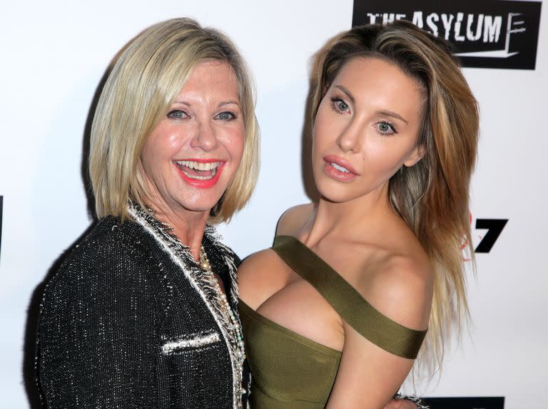 La cantante Olivia Newton-John y su hija Chloe Lattanzi, en abril de 2016 