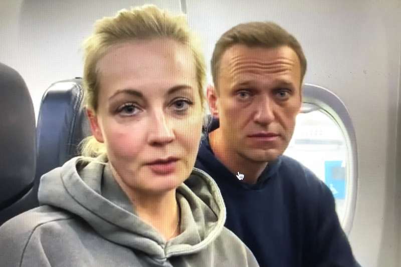 2021年1月17日，俄羅斯反對黨領導人納瓦爾尼（Alexei Navalny）與妻子尤利婭（Yulia）返抵國門（AP）