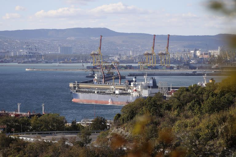 Un buque cisterna está amarrado en el complejo Sheskharis, en Novorossiysk, Rusia (Archivo)