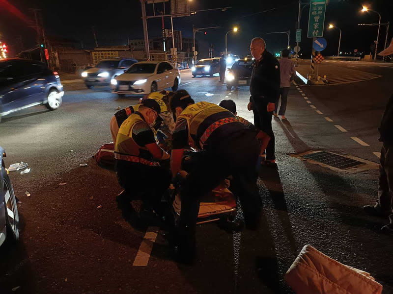 彰化伸港3童遭車輛撞擊  消防馳援 彰化縣伸港鄉建國路與美港公路3段路口22日晚間發 生3名國小學童遭車輛撞擊事故，消防局獲報趕往救 援，2名女童一度失去呼吸心跳、男童左腳扭傷，3人 送醫急救後，2名女童已恢復心跳。 （讀者提供） 中央社記者鄭維真彰化傳真 113年2月22日