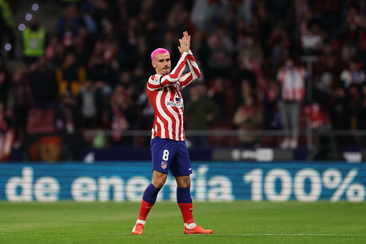 Atletico Madrid's French forward Antoine Griezmann claps on the pitch ahead of the Spanish League football match between Club Atletico de Madrid and Elche CF at the Wanda Metropolitano stadium in Madrid on December 29, 2022. (Photo by Pierre-Philippe Marcou / AFP)