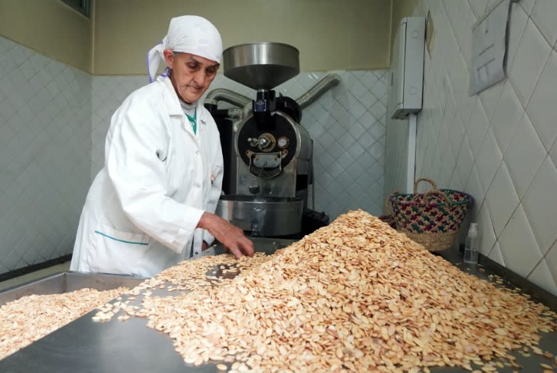 Una mujer amazigh trabaja con semillas de argán en la Cooperativa Agrícola Femenina Taitmatine, en Tiout, cerca de Tarudant