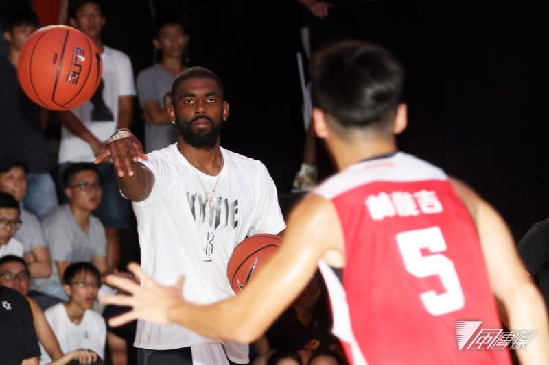 20170722 -NBA克里夫蘭騎士隊球星Kyrie Irving晚間出席在廠商活動，近距離指導國內HBL、UBA以及年輕旅外球員的籃球技巧。圖為Kyrie Irving親自下場示範，傳球給小球員。（蘇仲泓攝）