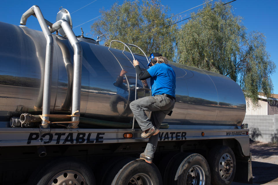 Transportan  agua en Apache Junction a Rio Verde Foothills, Arizona (Foto: Getty)