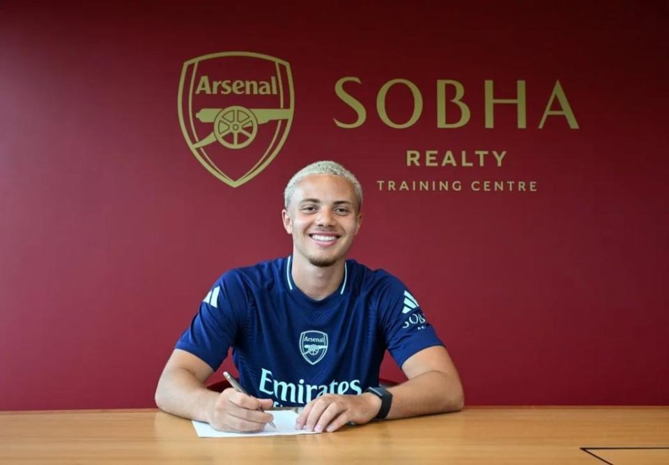 Seb Ferdinand signs his contract with Arsenal (Photo via Arsenal.com)