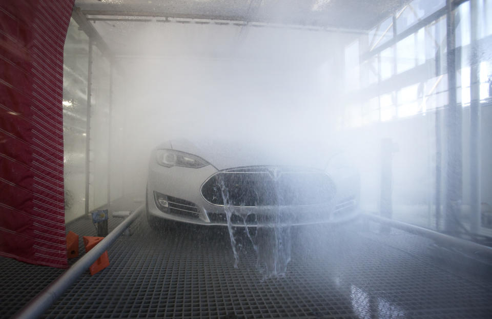 Sumasailalim sa water test ang isang Model S sedan sa Tesla auto plant sa Fremont, Calif. Martes, Hunyo 12, 2012. (Patrick Tehan/Staff) (Kuhang larawan ni Patrick Tehan/MediaNews Group/Bay Area News sa pamamagitan ng Getty Images)