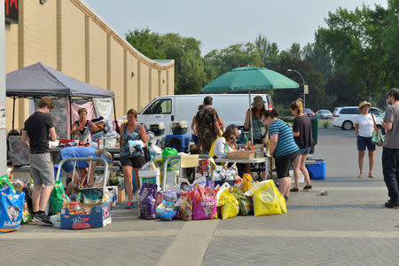 Volunteers man an evacuation center in Kamloops, BC, Canada for residents of the nearby towns of Cache Creek and Ashcroft who have fled wild fires July 8, 2017. REUTERS/Dennis Owen