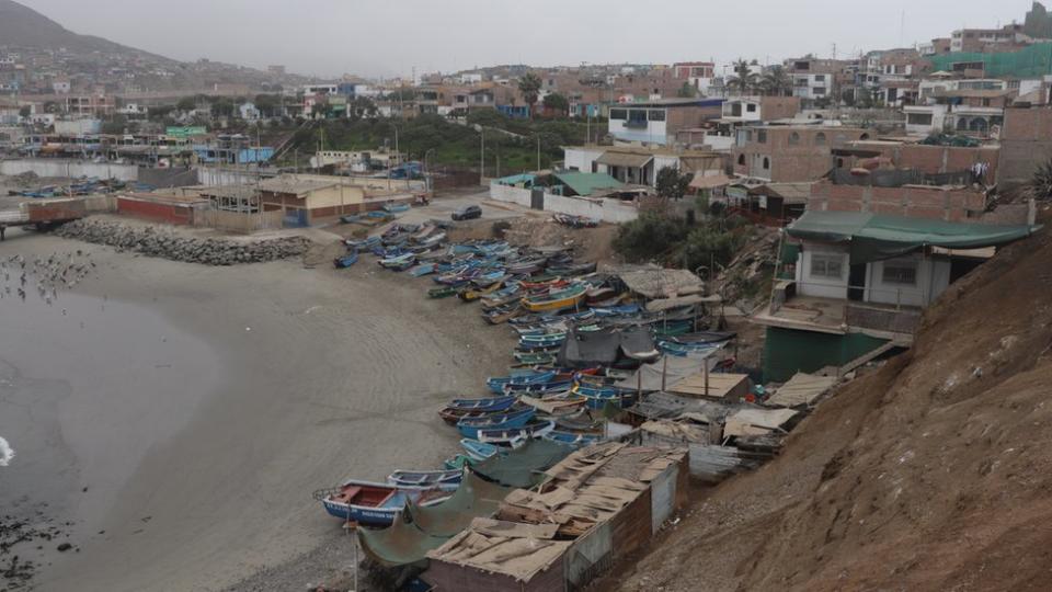 Barcos de pesca abandonados en la playa de Chancay.